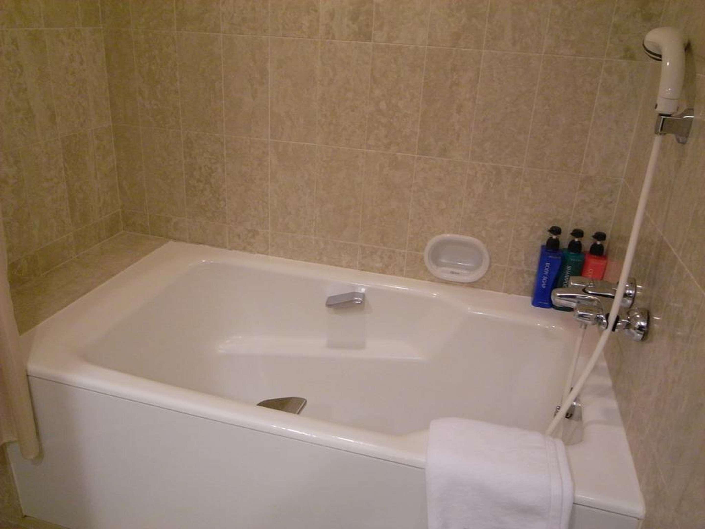 The Global View Nagasaki Ξενοδοχείο Εξωτερικό φωτογραφία A bathtub with a shower